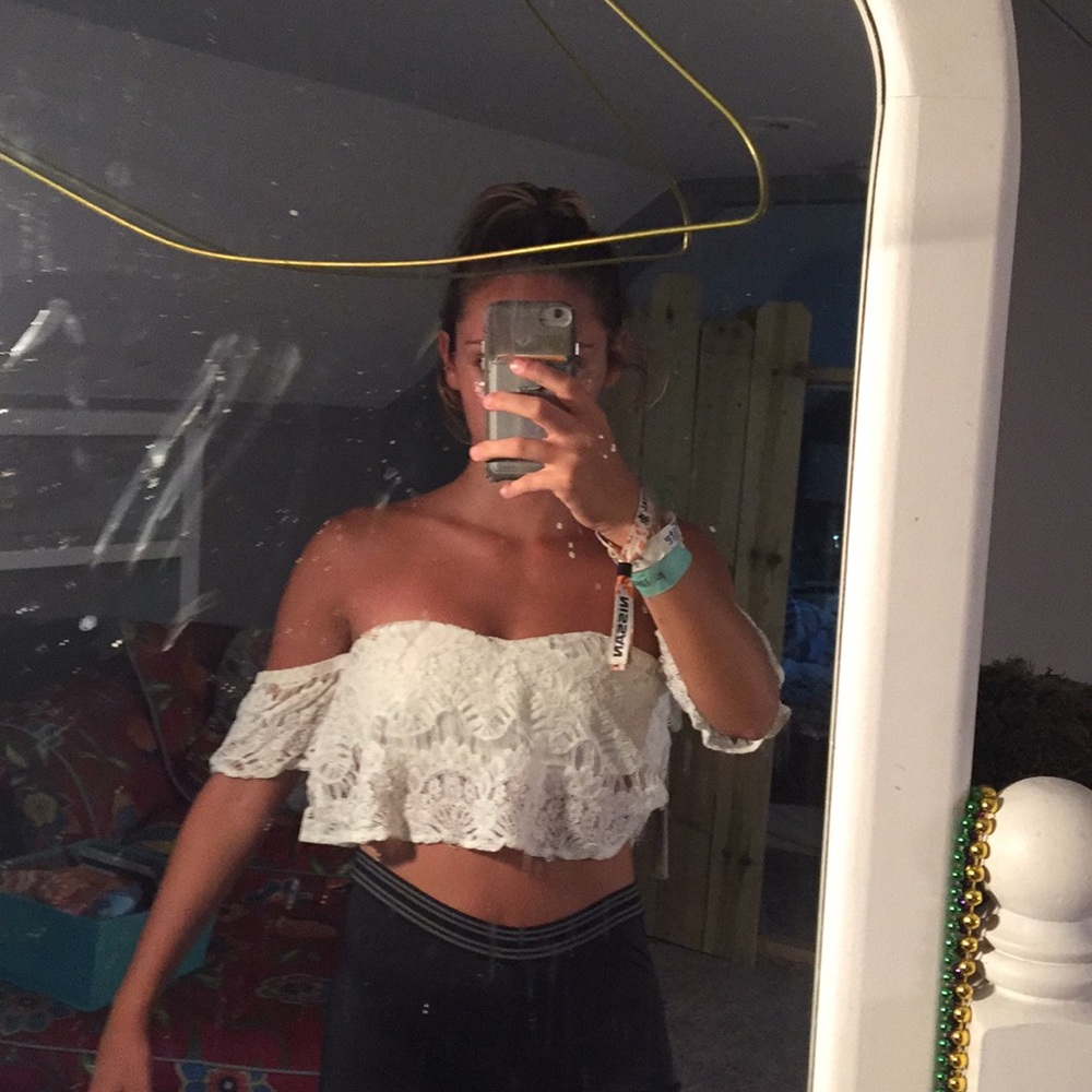 White lace sweetheart crop top with sleeves